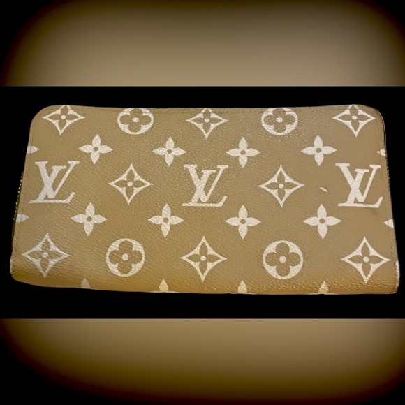 Pre-owned AUTHENTIC LOUIS VUITTON Khaki & Green Monogram Giant Zippy Wallet 😍 - Picture 3 of 14